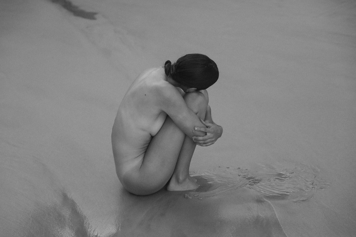 studio societa - black and white images that beautifully intertwine nature with the female form
